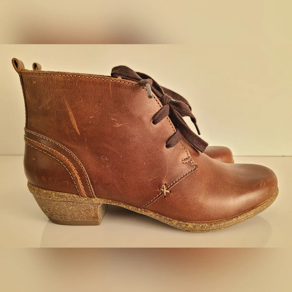 Clarks Artisan Brown Nubuck Leather Boots, Size 6M - Picture 4 of 9